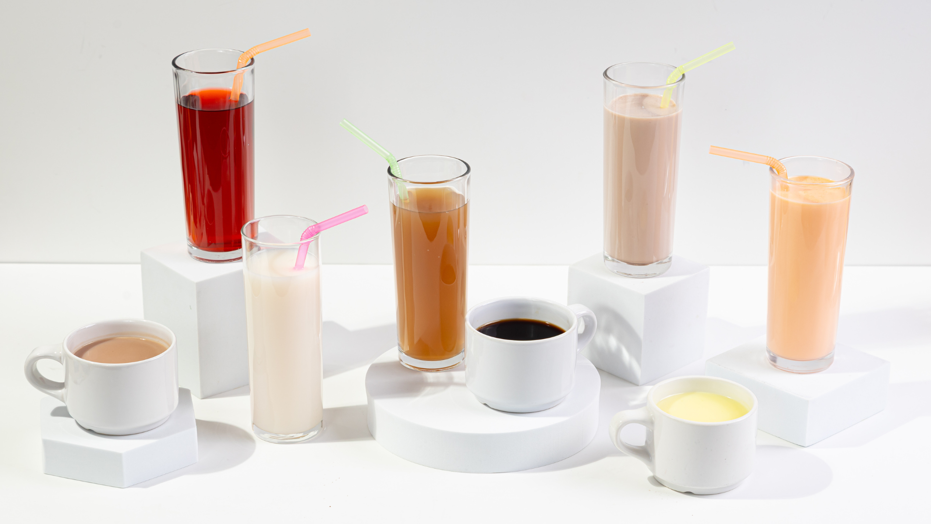 Variedad de bebidas preparadas a partir de mezclas Premier Max, ideales para distribuidores que buscan productos de alta demanda y oportunidad de crecimiento comercial.