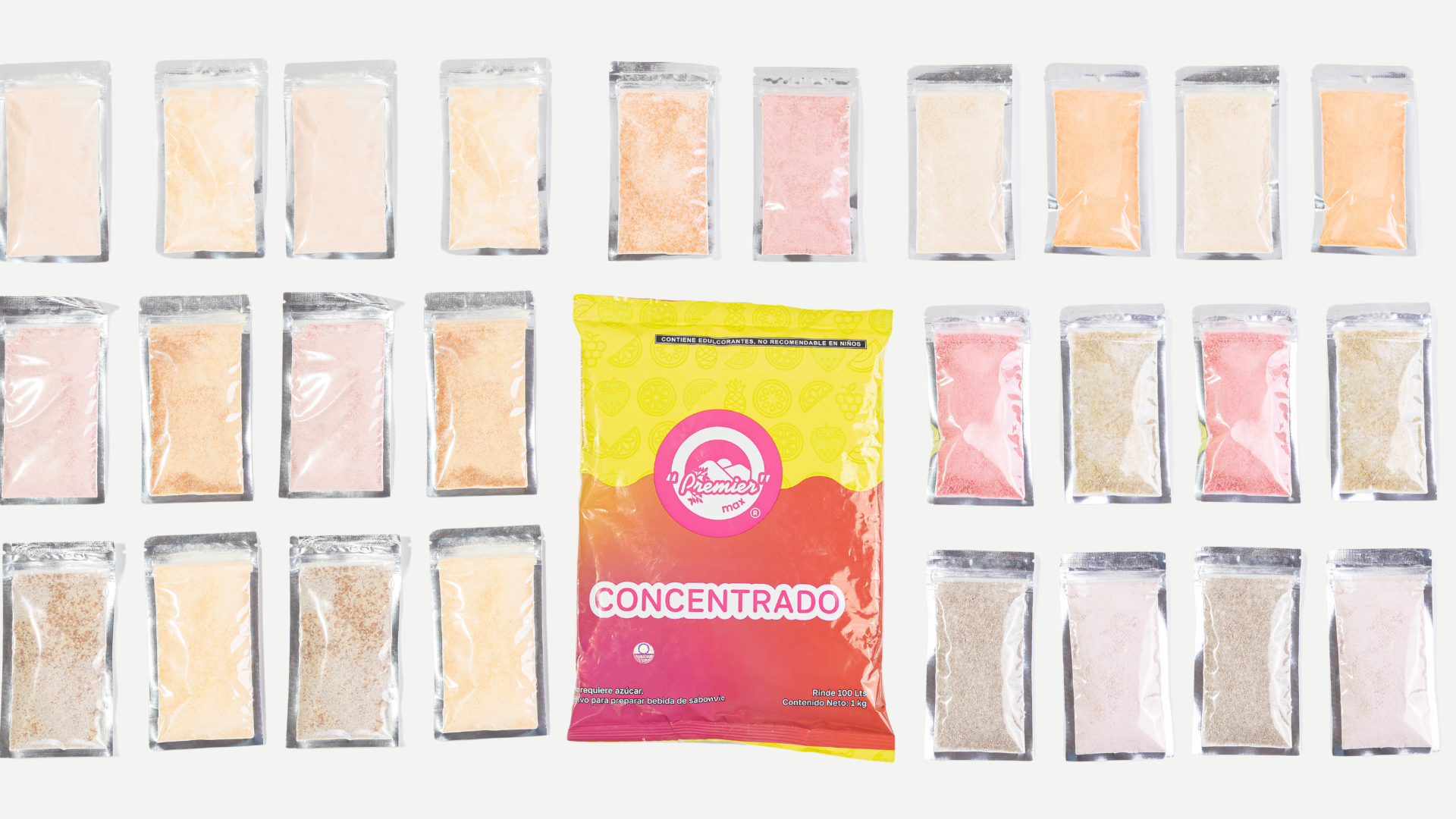 Bolsa de concentrado Premier Max de 1 kg rodeada de sobres individuales de muestra con mezcla en polvo de distintos sabores, ideal para mayoristas.